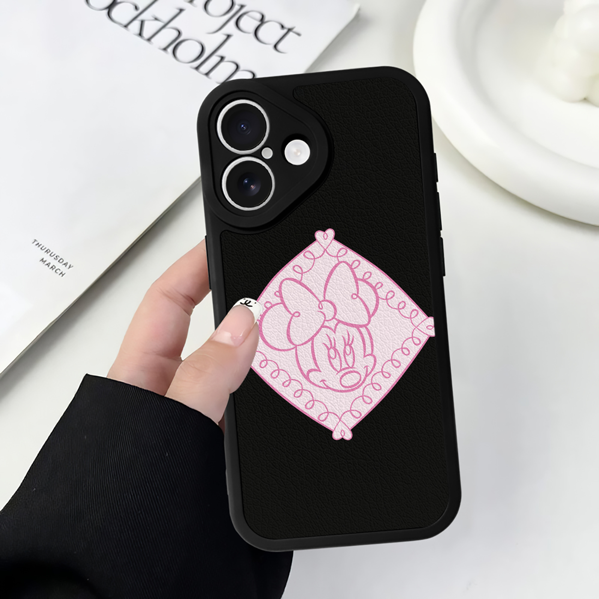 （画像用） ミッキーマウス Mickey Mouse 【iPhone 16シリーズ対応】シリコンスマホケース（レザー調） 材質：シリコン